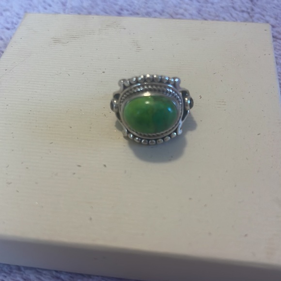 ✨Beautiful Green Mohave turquoise ring ✨ - Picture 3 of 3